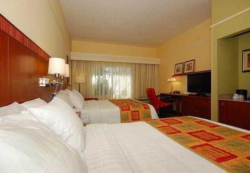 Courtyard By Marriott Мърсед Екстериор снимка
