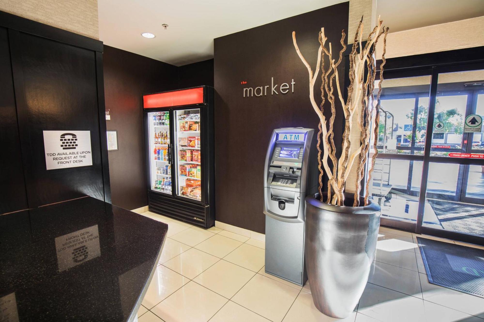 Courtyard By Marriott Мърсед Екстериор снимка