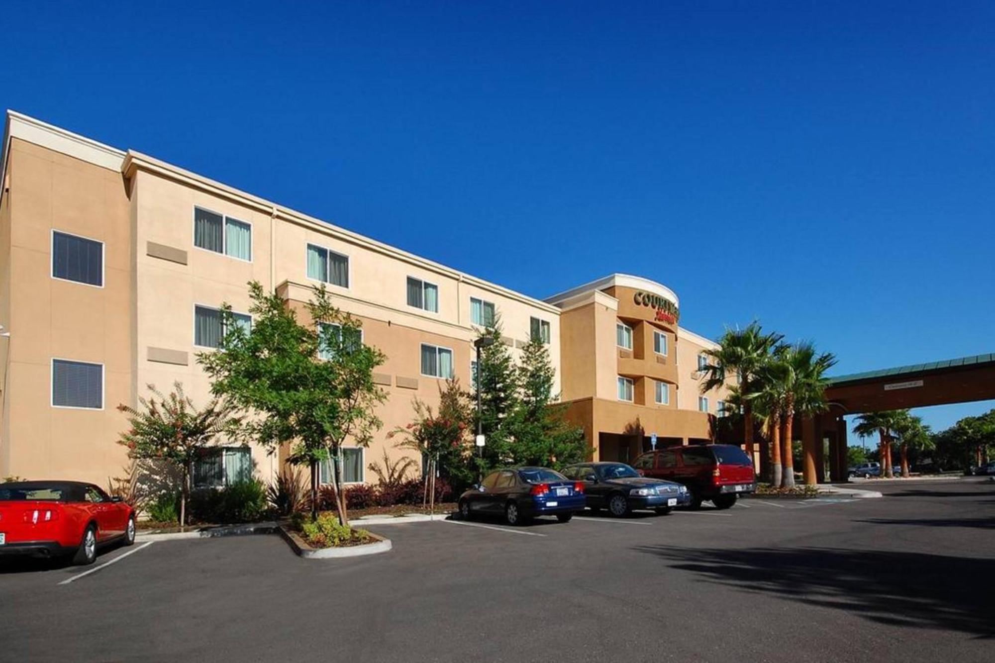 Courtyard By Marriott Мърсед Екстериор снимка