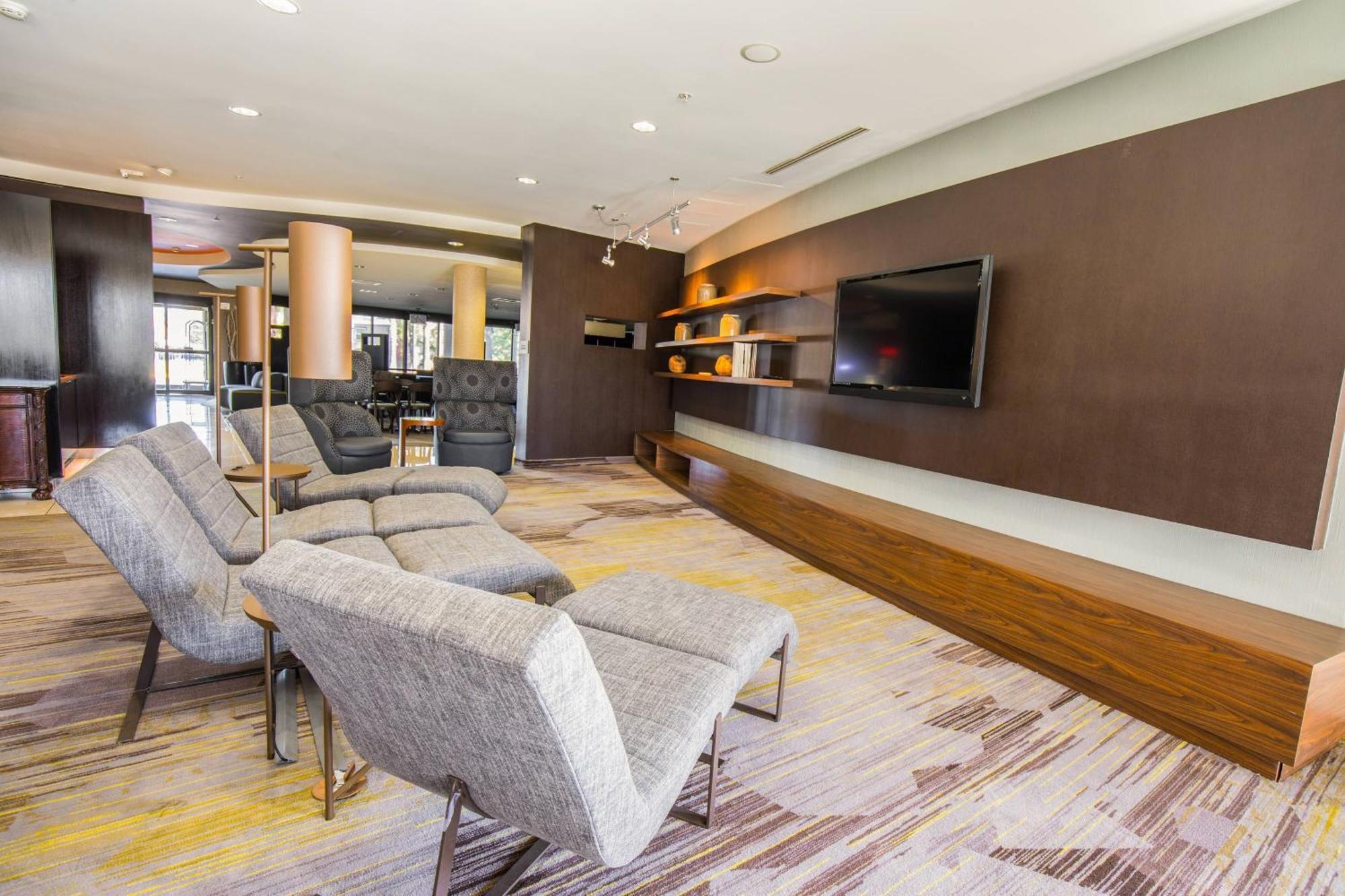 Courtyard By Marriott Мърсед Екстериор снимка
