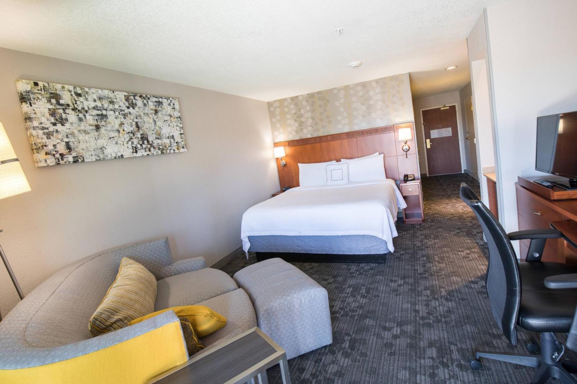 Courtyard By Marriott Мърсед Екстериор снимка