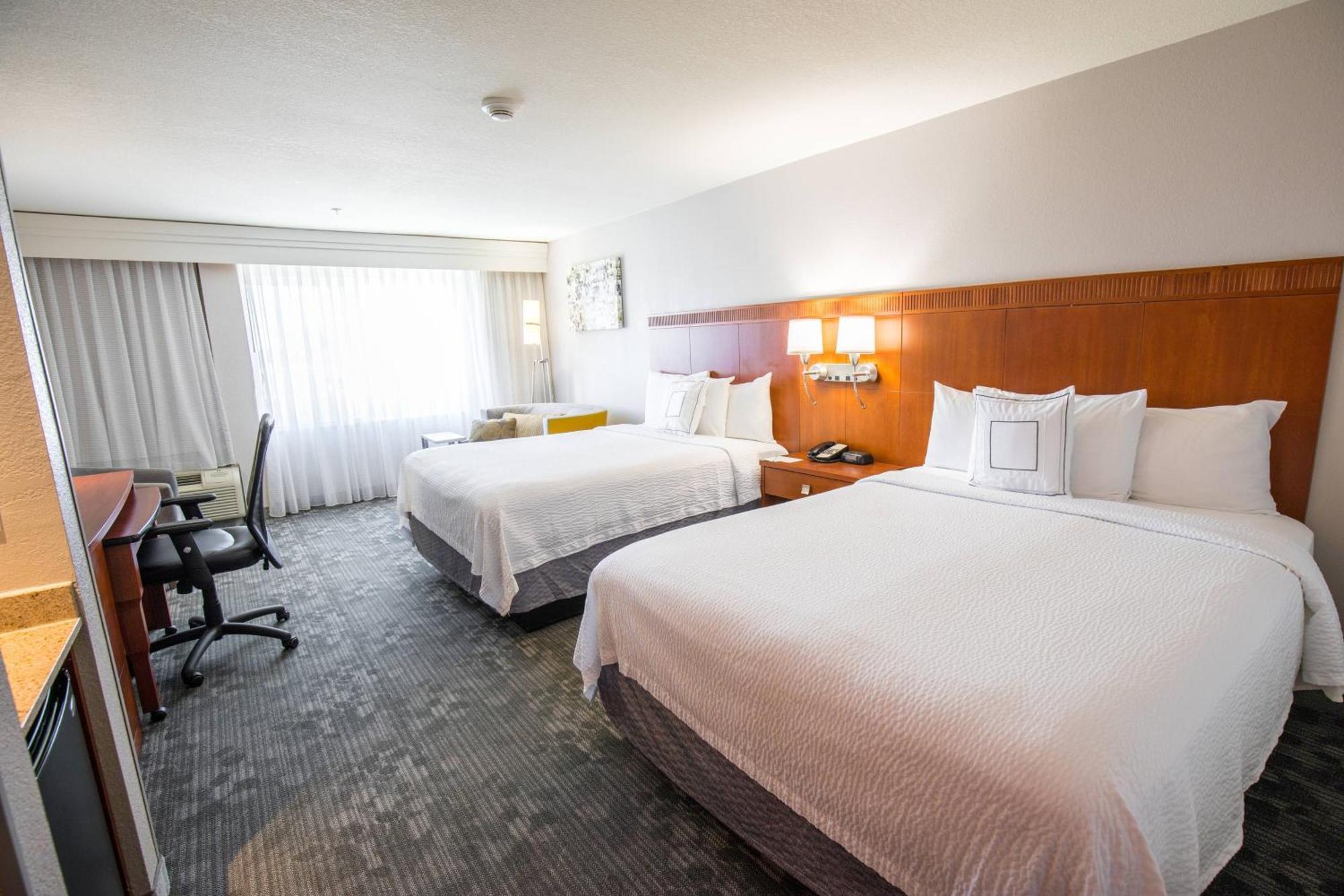 Courtyard By Marriott Мърсед Екстериор снимка