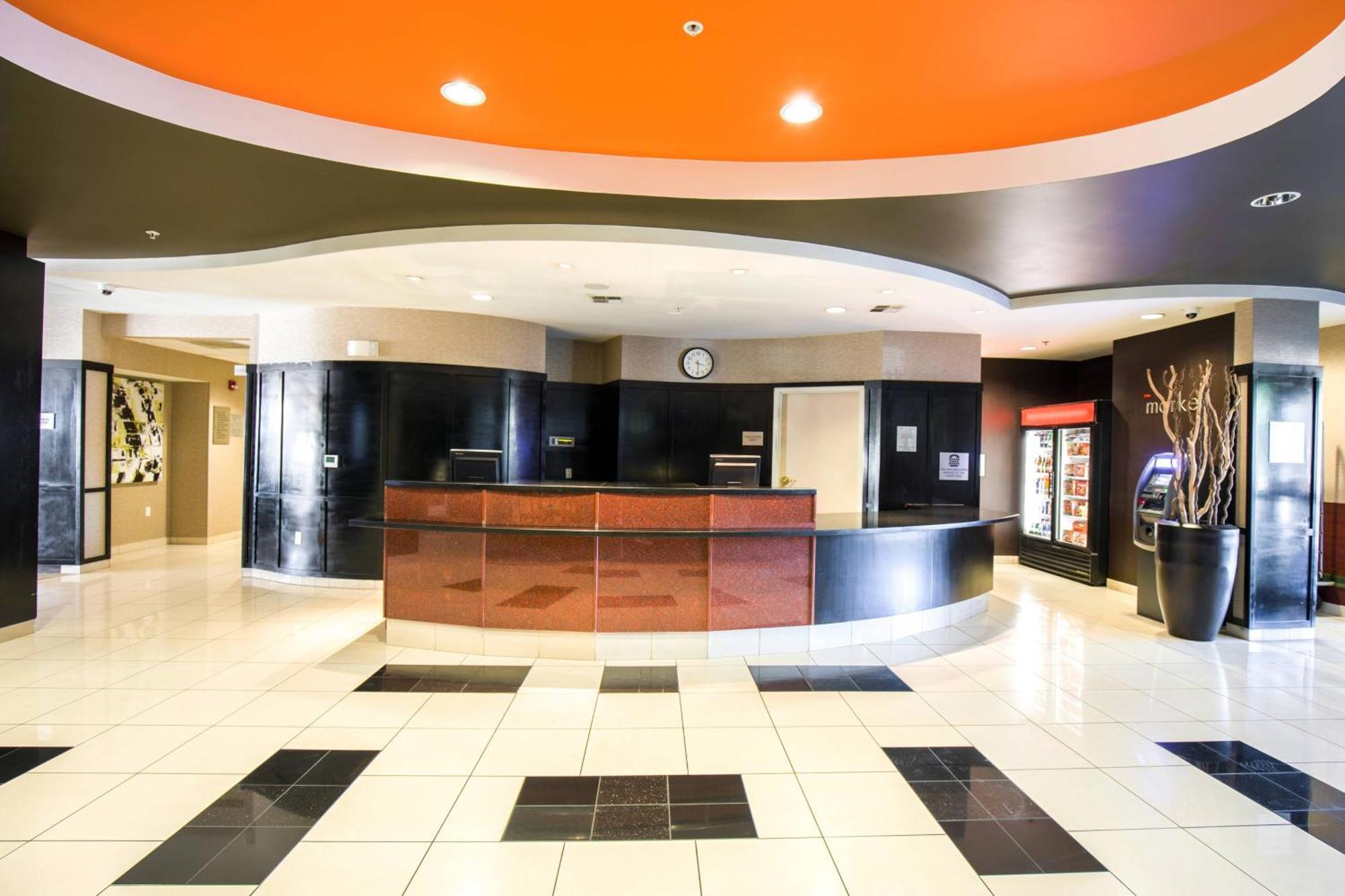 Courtyard By Marriott Мърсед Екстериор снимка
