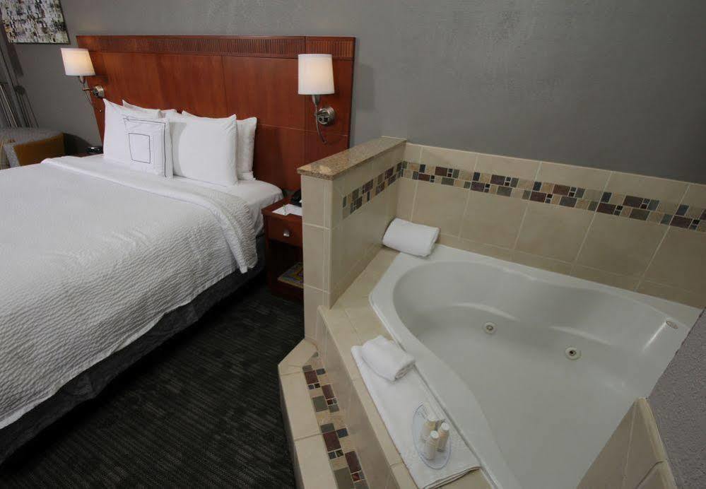 Courtyard By Marriott Мърсед Екстериор снимка